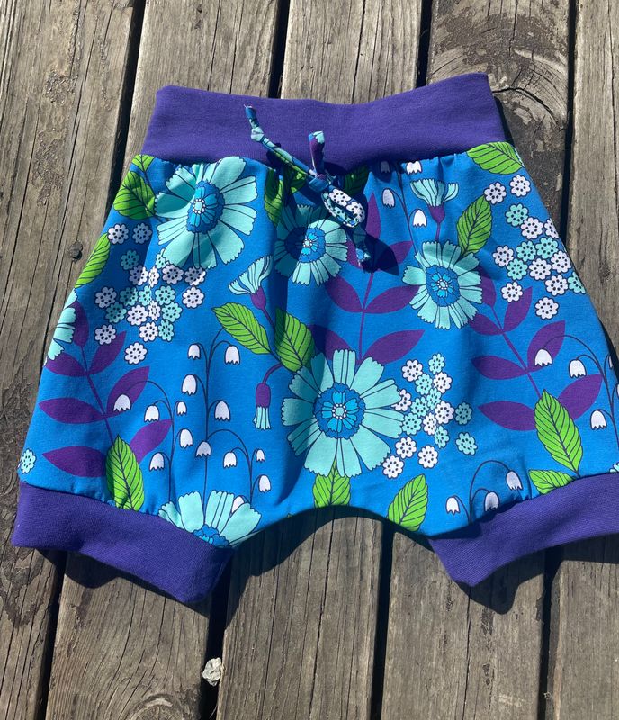 Celebrian's Design str 104 Shorts retro blomster